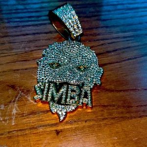 I am selling a pendant Nothing is wrong with it. It’s imperfect condition.